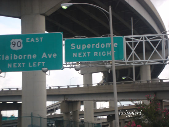 superdome road sign